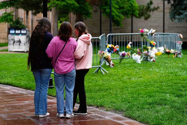 Juez ordena detener la deportación de familia de sospechoso de ataque en Colorado