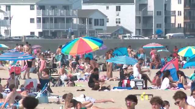 Hampton Beach busy despite air quality warning as temperatures climb