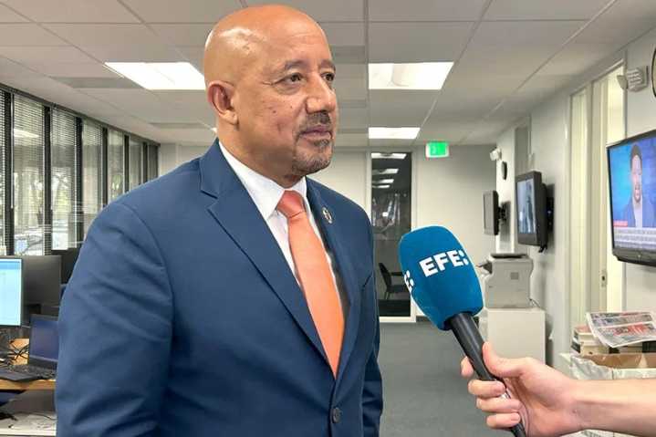 Alcalde latino denuncia desinformación sobre migrantes y defiende sus aportes en EE.UU.