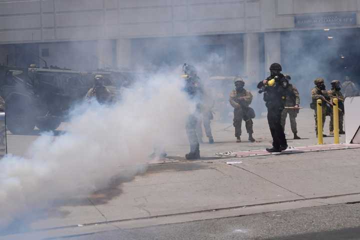Guardia Nacional ataca a manifestantes en Los Ángeles: Newsom exige a Trump “rescinda el despliegue ilegal de tropas”