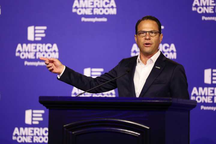 Gov. Shapiro visits Philly for America in One Room experiment