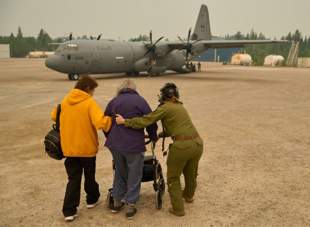 Manitoba residents fleeing scorching wildfires