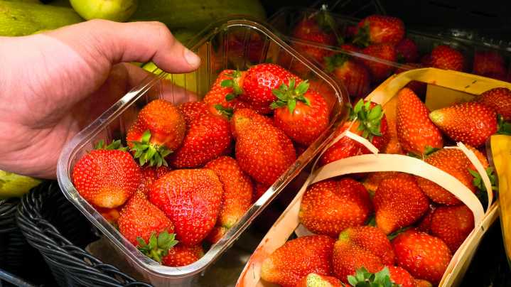 Mistakes Everyone Makes When Buying Strawberries