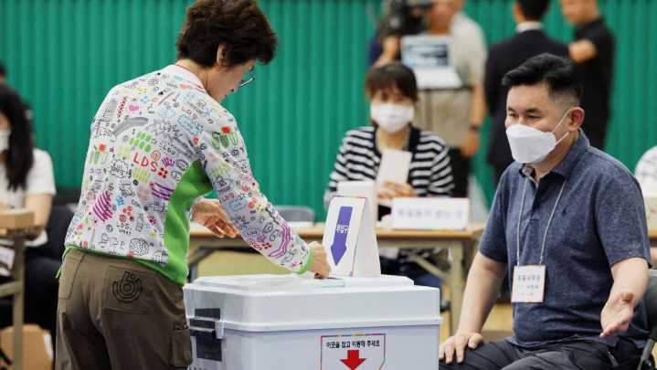 South Koreans vote for president in hope of restoring stability after martial law crisis