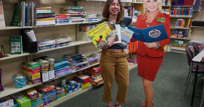 Dolly Parton library expanding to include bilingual books