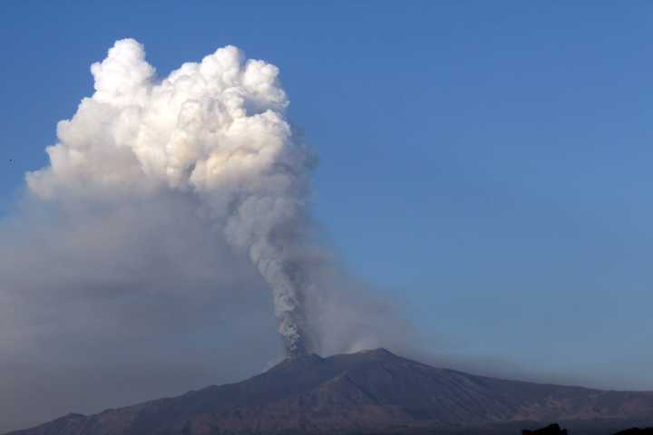 Volcán Etna entra nuevamente en erupción y pone en alerta a los habitantes de la isla italiana de Sicilia
