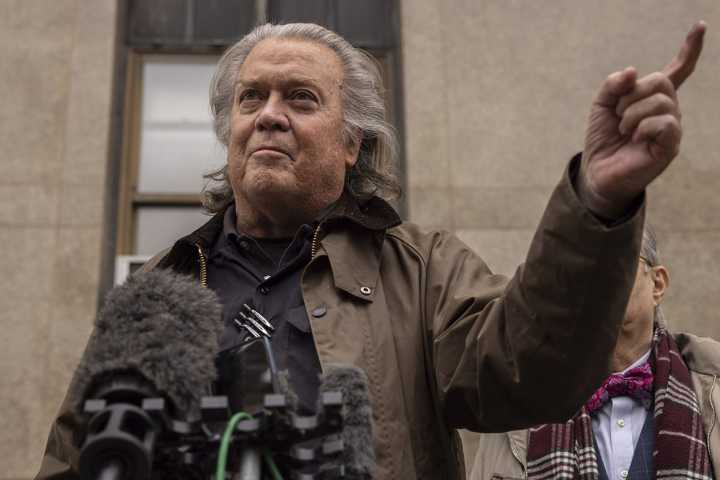 Steve Bannon, exestratega de la Casa Blanca, llama a Elon Musk extranjero ilegal y sugiere deportarlo