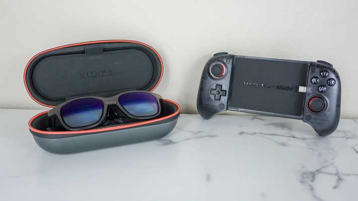 I tested the world's first mobile game controller with AR glasses support 