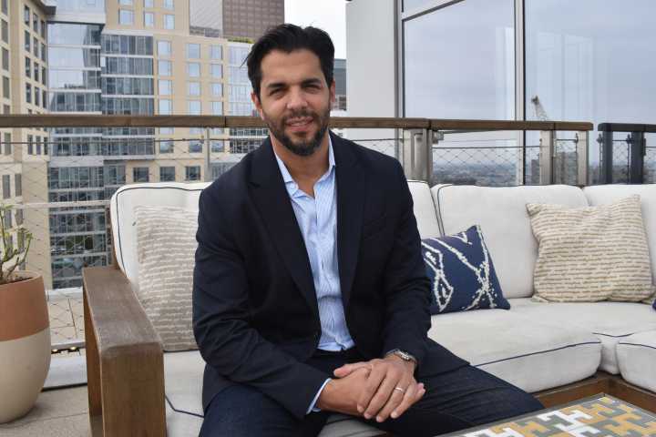 Domingo Hindoyan unirá innovación y tradición como director del la Ópera de Los Ángeles