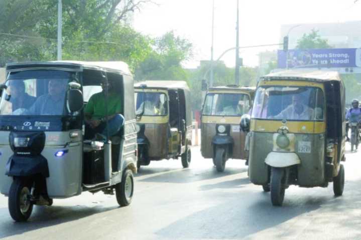 Sindh bans 4-seater rickshaws, amends vehicle registration rules