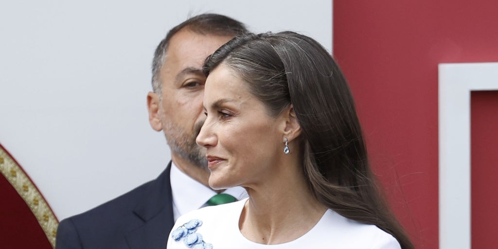 El elegante vestido de la Reina Letizia para el acto de las Fuerzas Armadas 2025: un diseño de Carolina Herrera que ya ha llevado antes