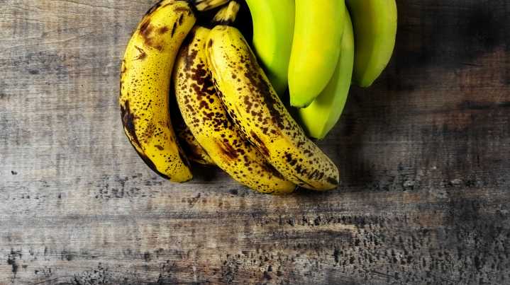 The Biggest Red Flag To Avoid When Picking Out Bananas