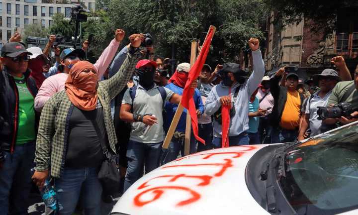 Grupo de maestros mexicanos provoca disturbios ante la Secretaria de Gobernación