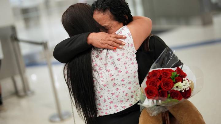 Some visitors report extra scrutiny at US airports as Trump's new travel ban begins