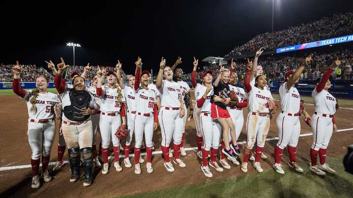 Texas Tech softball scores big with Patrick Mahomes surprise before WCWS final