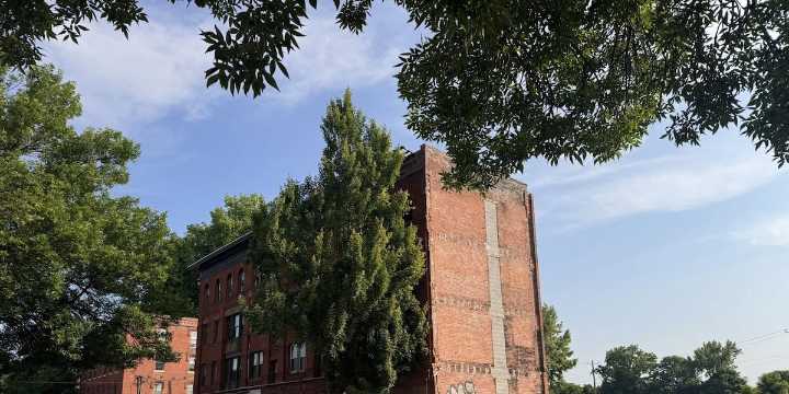 Holyoke mayor, building owner look to address rundown building