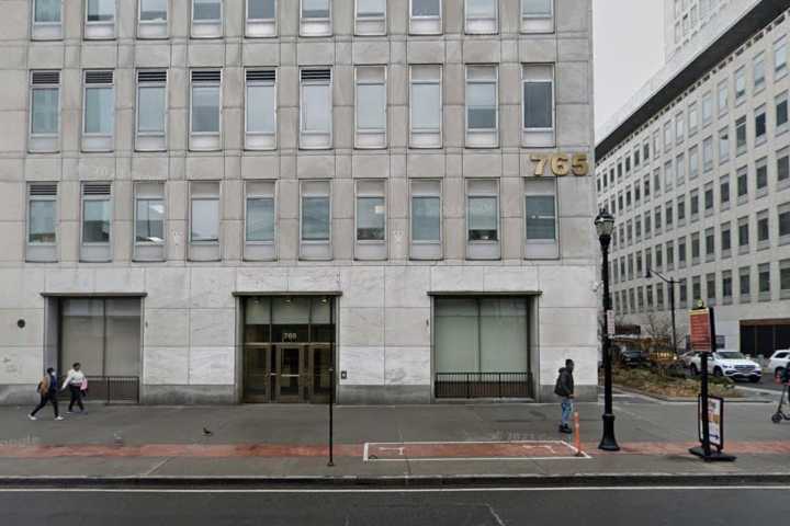 Miembro de la Junta Escolar de Newark vinculada al caso de Global Studies renuncia a su cargo