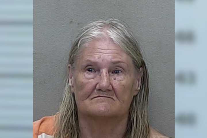 Anciana de Florida rocía gas para osos a madre e hijos por jugar con burbujas en su jardín