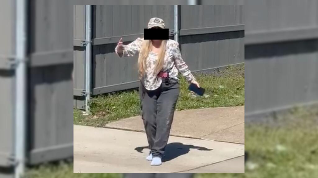 “Soy la vigilante del barrio”: Hispana graba ataque racista de su vecina en Texas