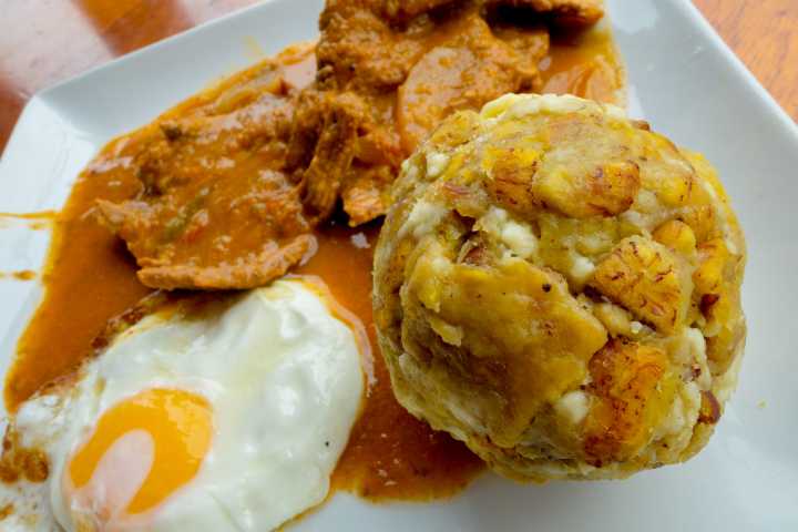 Bolón de Verde con Queso – Desayuno Ecuatoriano Lleno de Sabor y Tradición