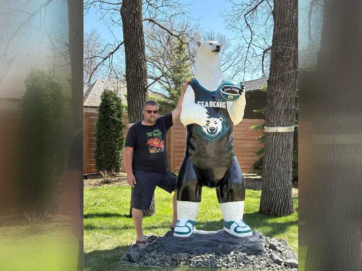 Kornelius the Karver creates polar bear memorial for Winnipeg Sea Bears