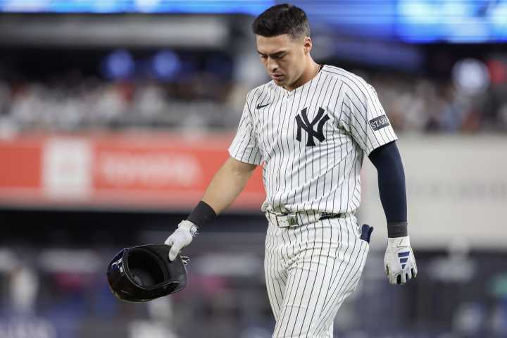 Yankees star infielder leaves game with elbow contusion, sent for X