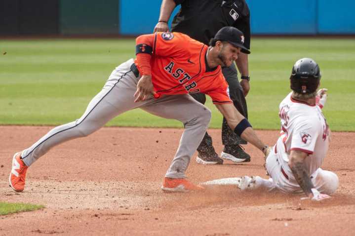 Astros toman ventaja con lanzamiento descontrolado y vencen 5-tres a Guardians en diez entradas – Chicago Tribune