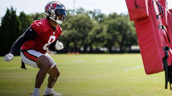 SirVocea Dennis Excites in Mike Linebacker Role