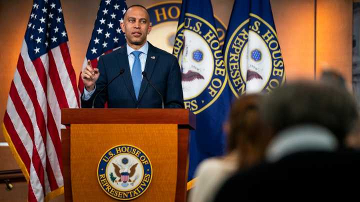Jeffries declines to embrace Musk amid the billionaire's feud with Trump