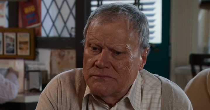 Coronation Street icon 'set for return' after 13 years and Roy Cropper will be floored