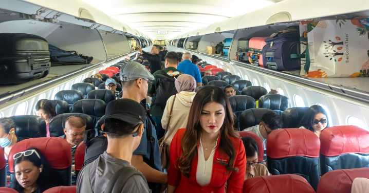 UK tourists to be fined in Turkey law 'standing up on plane too early' 