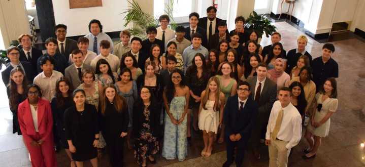 Reconocen a los mejores estudiantes (Valedictorians) de la Generación 2025 del condado de Suffolk
