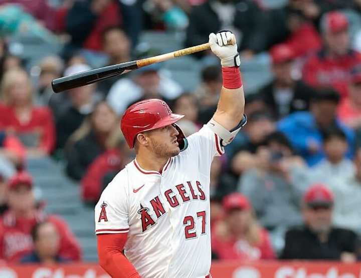 Eagles fan Mike Trout wrote Super Bowl LIX score on his bat knob