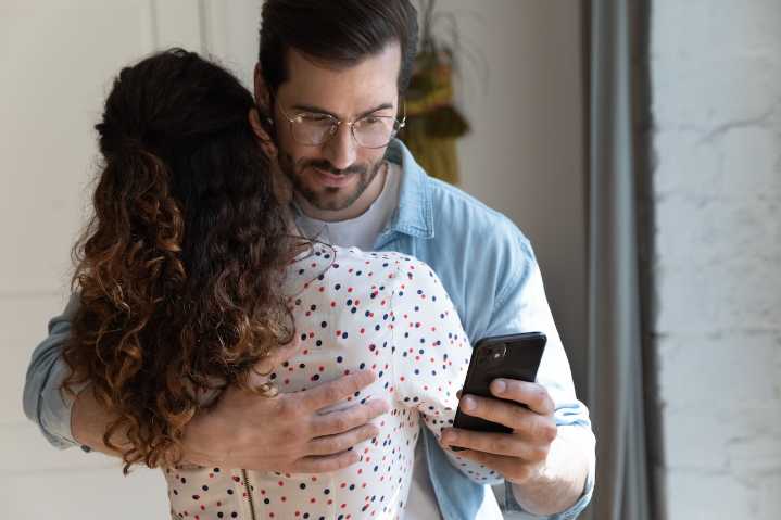 Dear Annie: How do I get my husband to stop focusing on his phone, start paying attention to the kids?