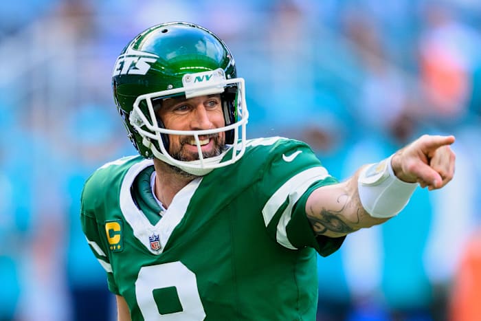 Aaron Rodgers ends months-long dance with Steelers, informs team he plans to sign, AP source says