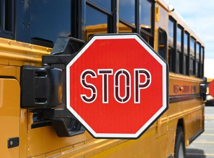Nueva controversia por multas de cámaras en autobuses escolares en el Town de Hempstead