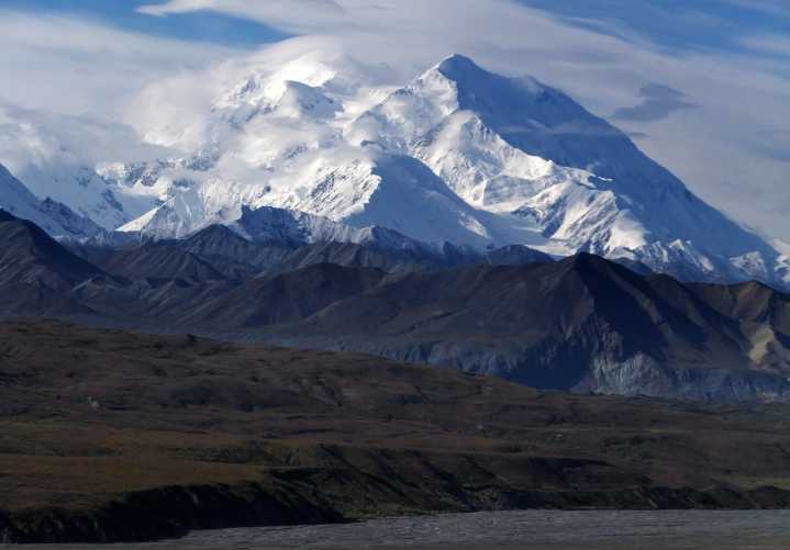 Escalador muere tras caer más de 3,000 pies desde la montaña más alta de Norteamérica