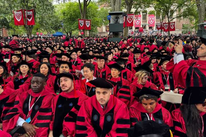 Donald Trump prohíbe emitir visas a estudiantes extranjeros de universidad de Harvard
