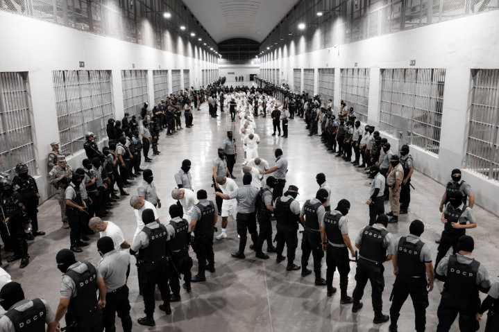 Juez decide que migrantes enviados a prisión en El Salvador deben poder impugnar sus deportaciones