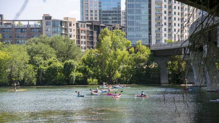 Tras dos días desaparecido, el cuerpo de un adolescente es hallado flotando en el Lago Lady Bird en Austin