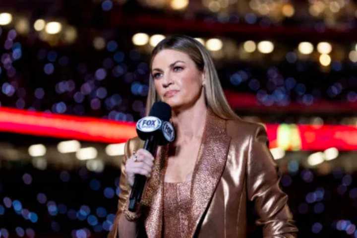 Out of Contract Erin Andrews Announces ‘New Gig’ While Waiting for FOX Erin Andrews gets support from one of her old anchoring partners, Tom Bergeron, as she prepares for a 'new gig' while waiting for