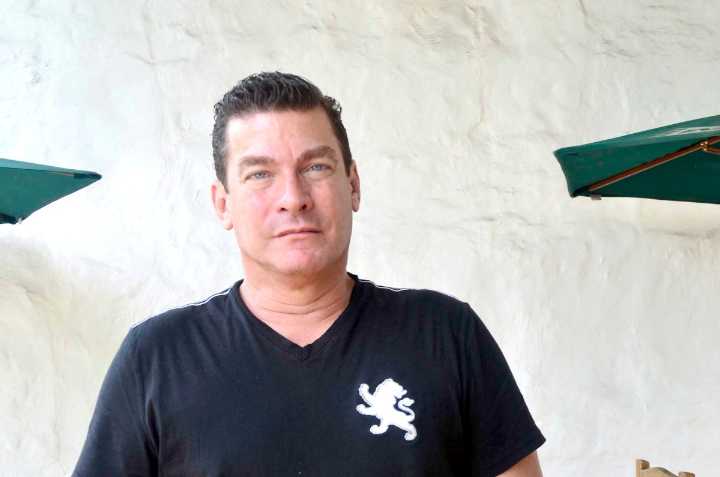 Sebastián Ligarde responde a críticas tras adoptar a un joven de 17 años