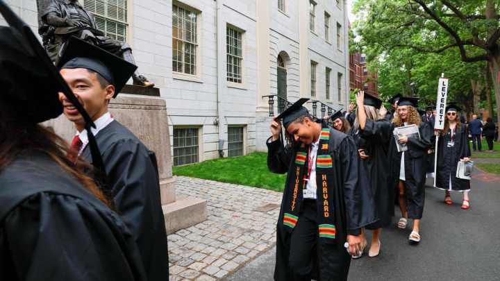 Una jueza bloquea el decreto de Trump que prohíbe entrar en EEUU a los extranjeros que quieren estudiar en Harvard