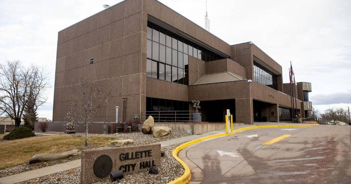 City's firearm ordinance allows concealed carry in most situations, but forbids open carry in city facilities