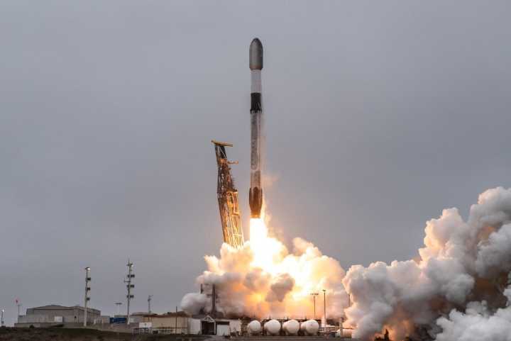 SpaceX sends 27 Starlink satellites into orbit from California