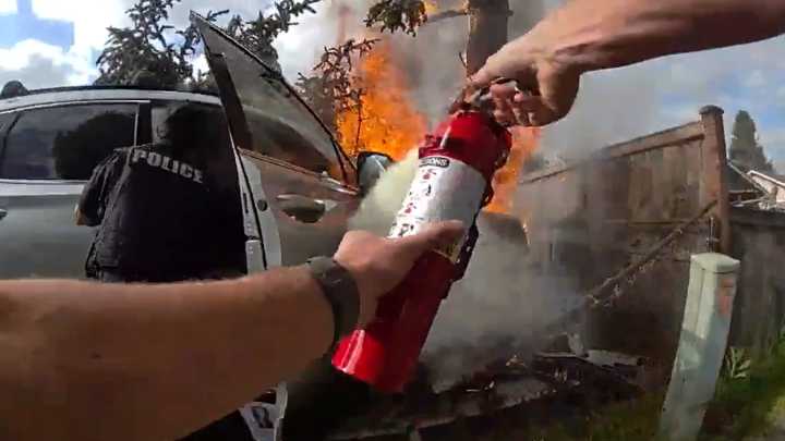 2 Tacoma officers who saved man from burning car awarded Medal of Valor