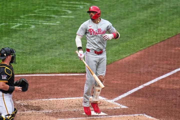 Phillies waste scoring opportunity in 7th, then lose after Davis homers off Suarez