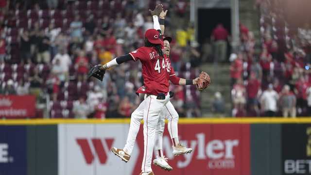 TJ Friedl makes game-saving grab as Reds snap Brewers' 8