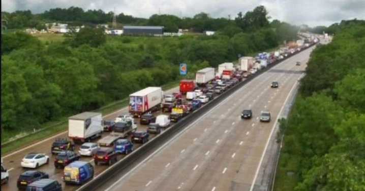 M25 and Heathrow traffic live as crashes shut and block motorways