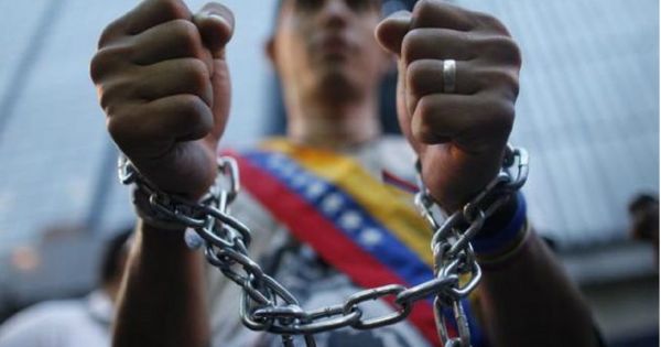Funcionaria del gobierno estadounidense pide liberación de presos políticos venezolanos